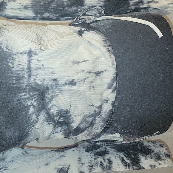 NWT 📦 Blk & Wht Tye Dye Ruched Rubbed Crop Top - Picture 3 of 9